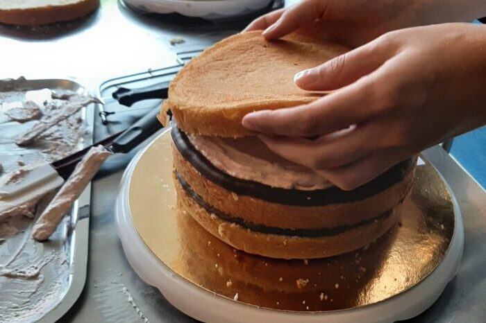 Een taart opbouwen met lagen cake