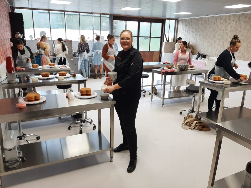 Een groep aan het werk in de bakstudio in De Lier