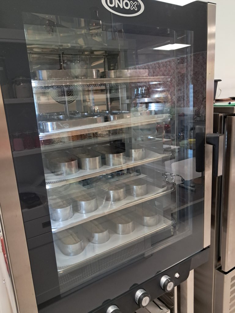 Samen bakken tijdens een workshop bij Taart Beleving