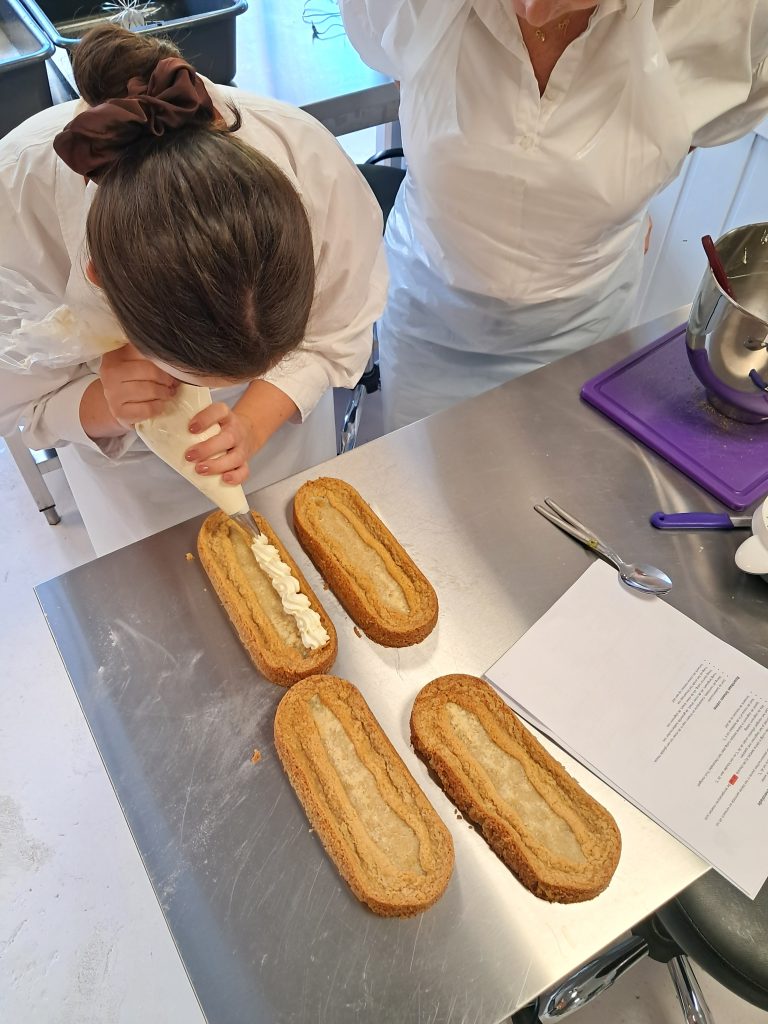 Workshop in de bakstudio van Taart Beleving in De Lier
