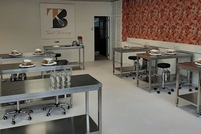 Werkbanken klaar voor een workshop in de bakstudio