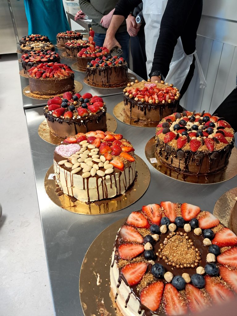 Dripcakes gemaakt door een team tijdens een workshop