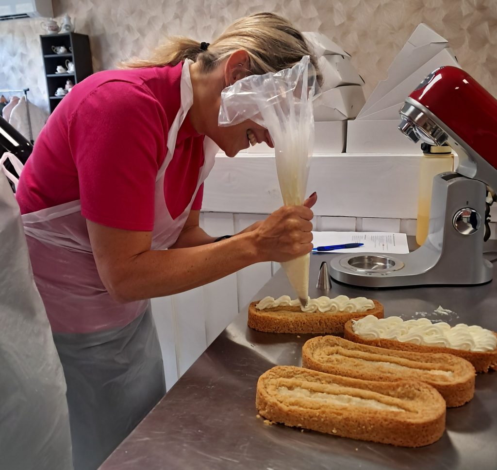 Sloffen opspuiten tijdens een workshop bij Taart Beleving