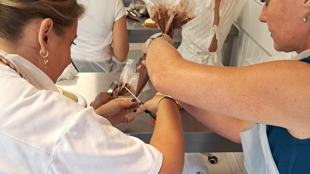 Samenwerken aan de werkbank tijdens een teamuitje bij Taart Beleving
