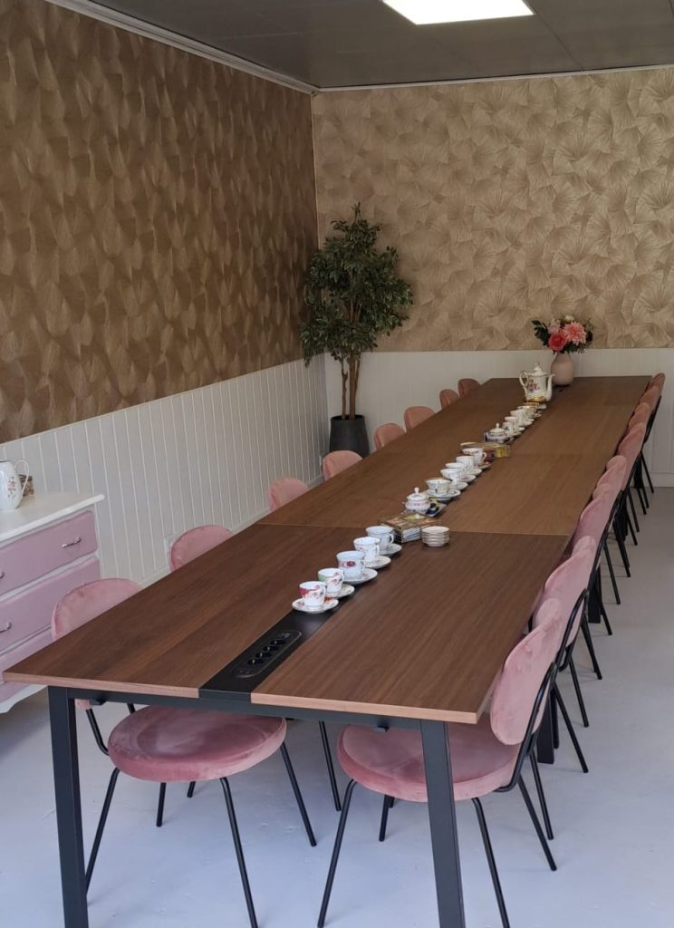 Vergadertafel met plek voor 19 personen in de bakstudio van Taart Beleving in De Lier