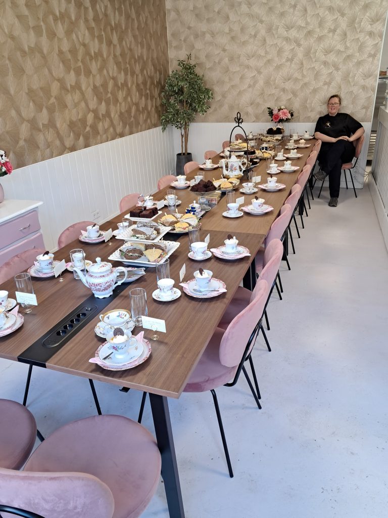 De grote tafel gedekt voor een lunch bij Taart Beleving in De Lier