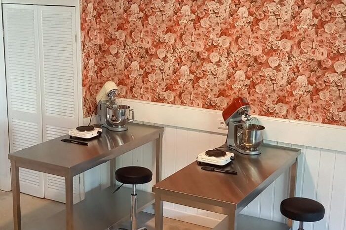 De bakstudio met de roze bloemetjesmuur in De Lier