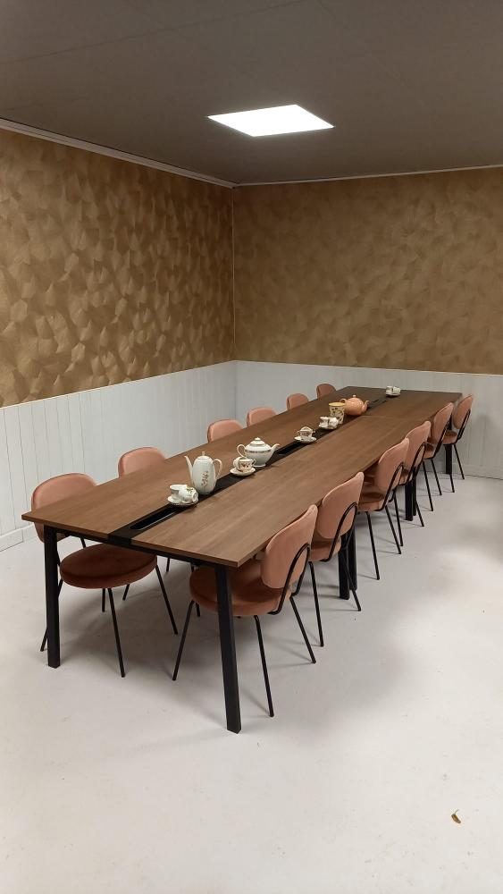 De vergadertafel in de bakstudio in het Westland