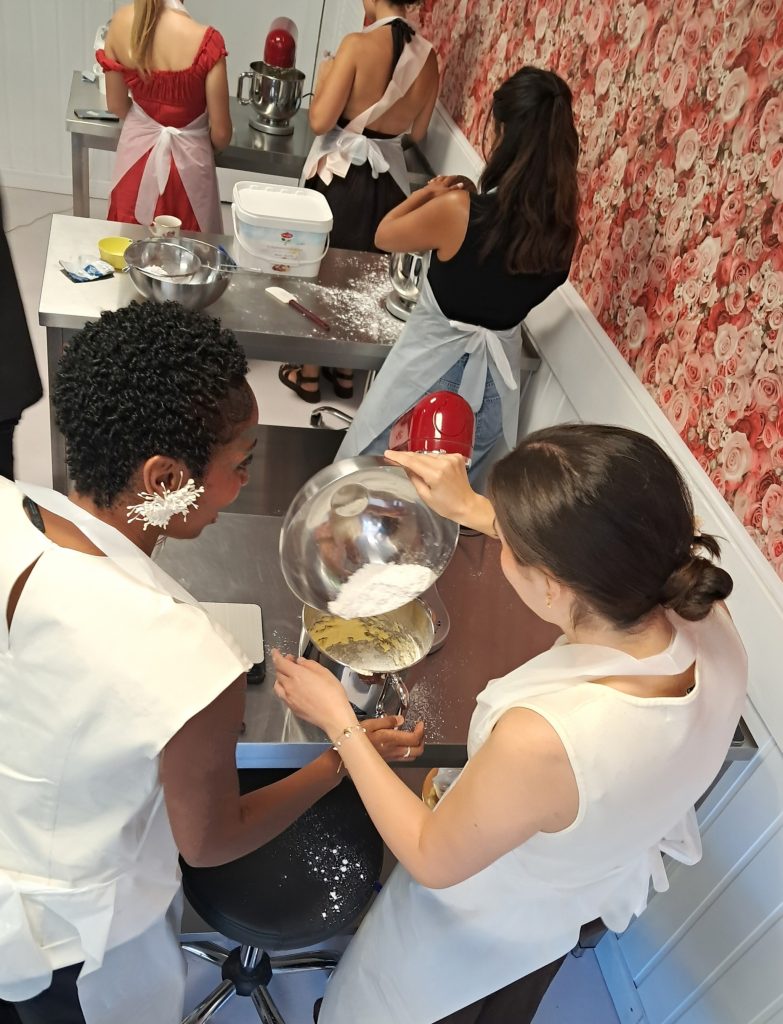 Collega's maken samen een taart tijdens een bedrijfsuitje bij Taart Beleving.